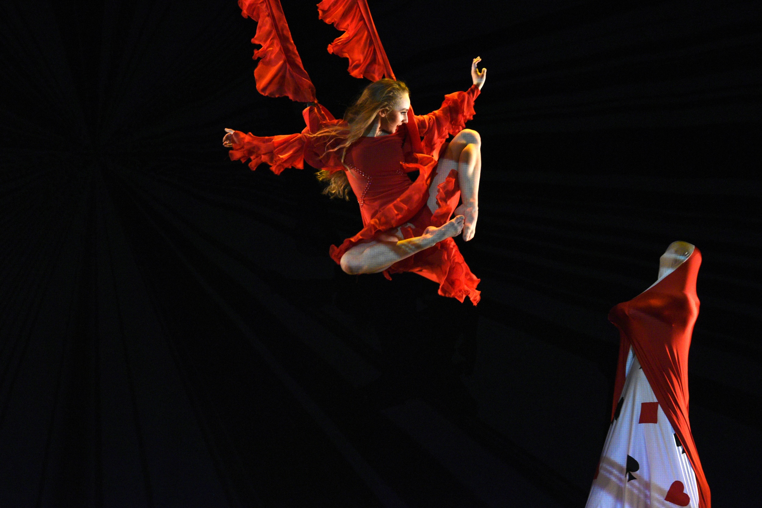 Seah Hagan in "MOMIX: Alice."