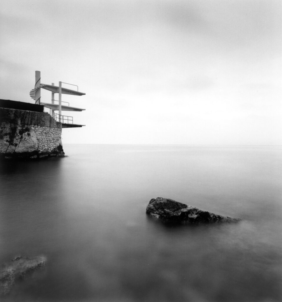 "Plongeoir, bains militaires," Nice, France, 1997. Michael Kenna, Coll. du Musée de la Photographie Charles Nègre.