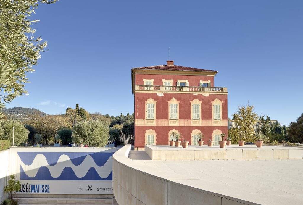 Vue extérieure du Musée Matisse Nice, l’aile contemporaine et la villa. Photo by François Fernandez.