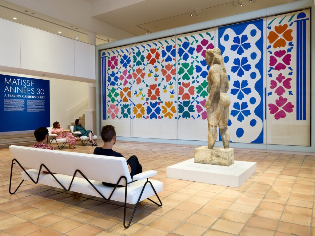 Vue intérieure du Musée Matisse Nice, l’aile contemporaine et l’œuvre "Fleurs et fruits."