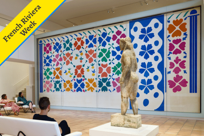 Vue intérieure du Musée Matisse Nice, l’aile contemporaine et l’œuvre "Fleurs et fruits."